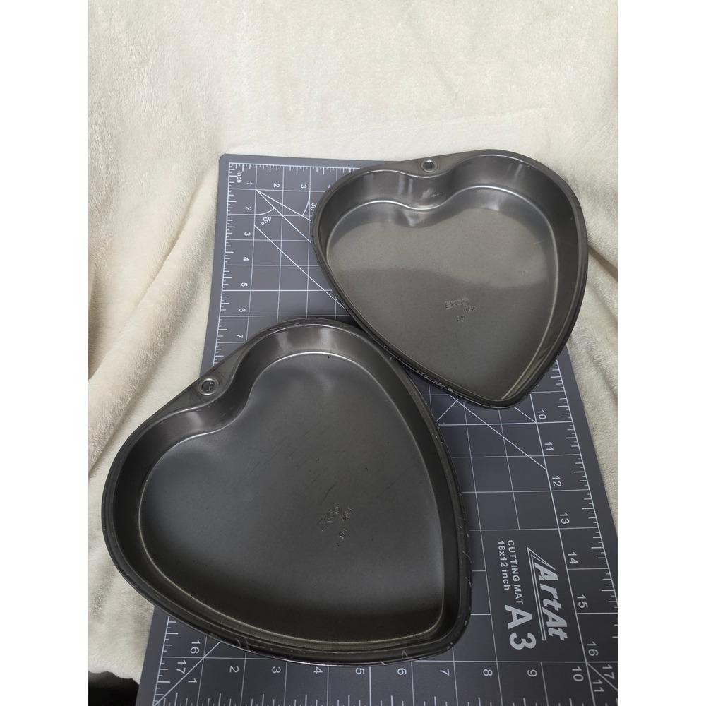 EKCO USA Vintage Heart Shaped Cake Pans 9 Inch Dark Gray Metal Set of 2